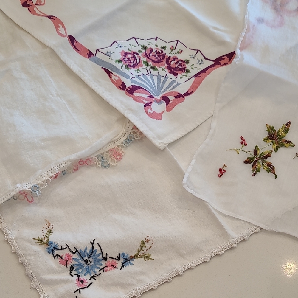 Floral Embroidered Handkerchief Dinner Linen Set